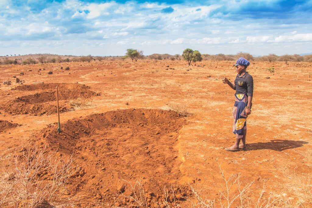 Kenya_Enkii_Tony Wild_digging_portrait_action_bunds_people_shovel_Maasai_APK_OCTOBER_20-88